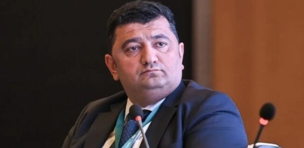 "Green Card” uddu, Yeni Klinikadakı işindən ayrıldı
