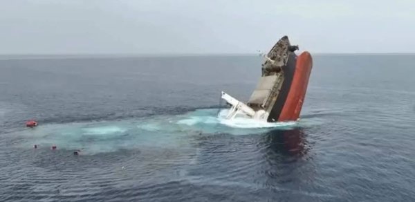 Çin heyətinin olduğu yük gəmisi batdı: 24 nəfərin taleyi açıqlanmayıb