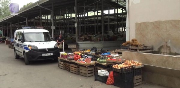 44 yaşlı kişi pula görə bazarın ortasında anasını bıçaqladı - VİDEO