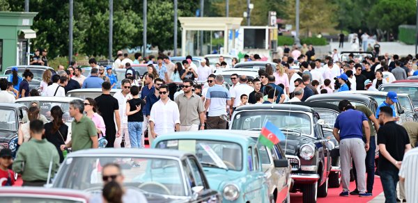 Bulvardakı klassik avtomobil sərgisində izdiham - Fotolar