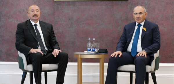 Paşinyan yaxasındakı xəritə ilə nə demək istədi?