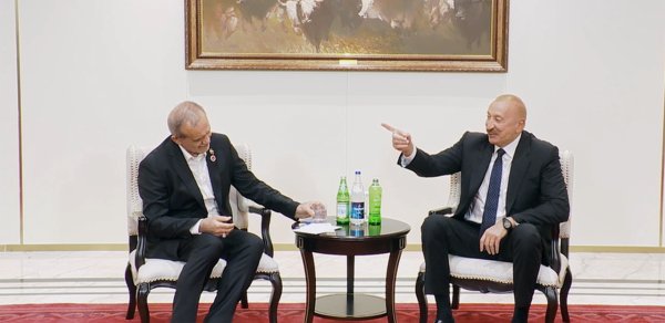 “Əla İstisu var, özümlə gətirmişəm” - Prezidentlə Pezeşkianın səmimi dialoqu