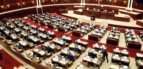 Deputatlar məktəb illərini necə xatırlayır? - "Müəllim məni döyürdü"