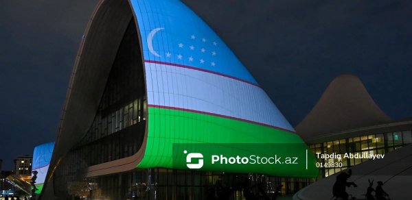 Heydər Əliyev Mərkəzinin binası üzərinə Özbəkistan bayrağı proyeksiya olunub - FOTO