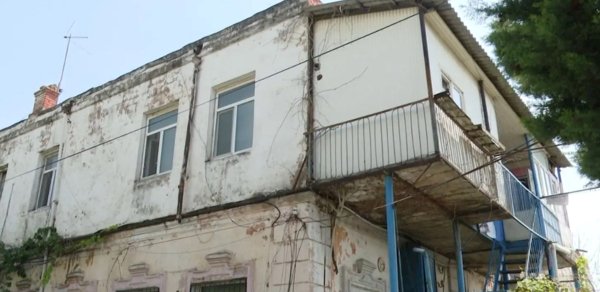 Sakinlər təşvişdə: Binanın döşəmə və tavanı hər an uça bilər - VİDEO