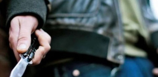 Əvvəl bacısını, sonra özünü bıçaqladı