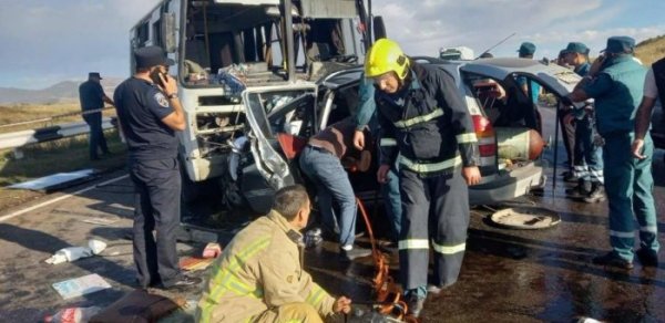Ermənistanda dəhşətli qəza: 5 nəfər ölüb, 11 yaralı var