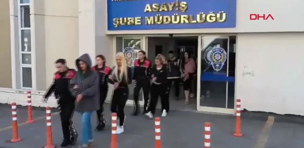 Türkiyəli müğənni Tuğba Ekinci saxlanıldı