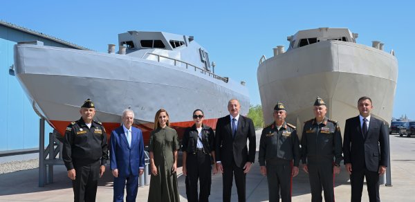 Prezident Hərbi Dəniz Qüvvələrində olub - Fotolar
