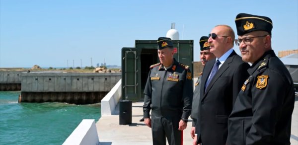 Prezidentin sosial media hesablarında HDQ qərargahını ziyarətindən kadrlar paylaşılıb - Video