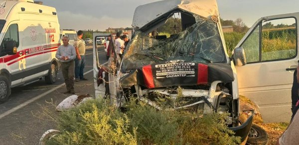 Türkiyədə mikroavtobus su kanalına aşıb - 15 nəfər xəsarət alıb