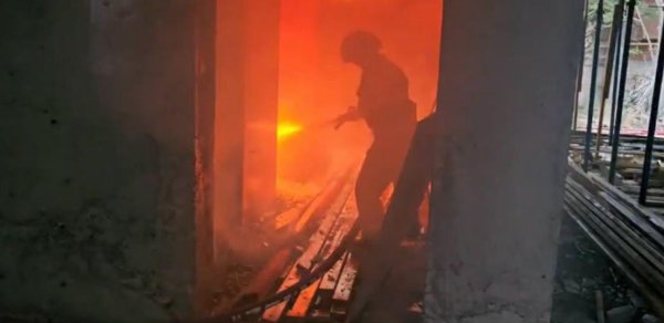 Bakıda yeni tikilən binada yanğın - Fotolar