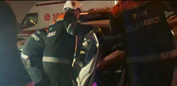 Bakıda ağır qəza: Sürücü maşında sıxılı qaldı - VİDEO