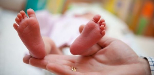 Qolları olmayan körpədən imtina edən ana: Psixoloq səbəbləri açıqladı