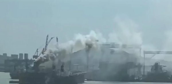 Çində yük gəmisində baş verən yanğında azı 20 nəfər ölüb