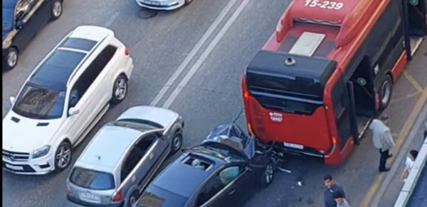 Yasamalda maşın sərnişin avtobusuna çırpıldı