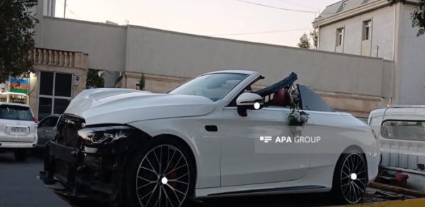 Toy karvanında gəlin maşını işıq dirəyinə çırpıldı