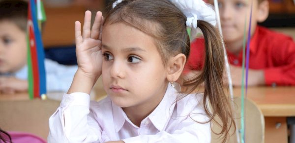 Qızların məktəbdə sırğa taxması qadağan edilir? - Rəsmi açıqlama