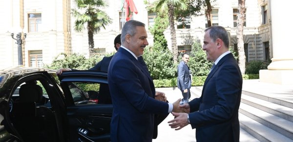 Ceyhun Bayramovun Hakan Fidanla təkbətək görüşü keçirilir