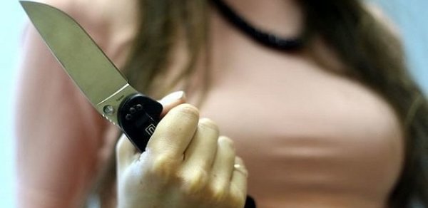 67 yaşlı kişi bıçaqlandı - Arvadı şübhəlidir