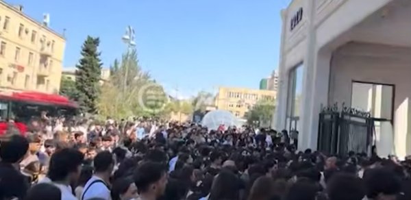 BDU-nun qarşısında tələbə sıxlığı – Universitetdən AÇIQLAMA