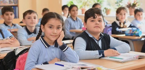 “Mən səndən yaxşı geyinmişəm” – Məktəblərdəki geyim fərqinin TƏSİRLƏRİ
