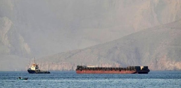 Hörmüz boğazından keçən gəmi vurulub, yaralılar var