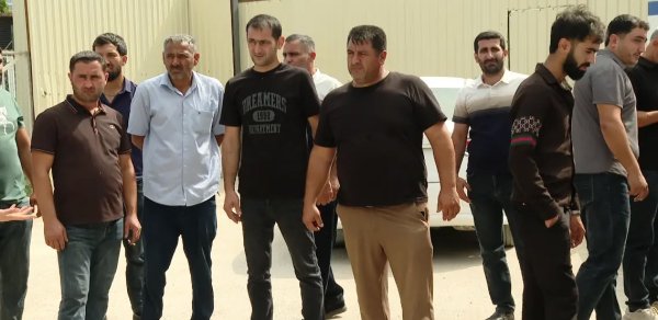 Bir qrup işçi tikinti şirkətindən maaşlarını ala bilmirlər - VİDEO