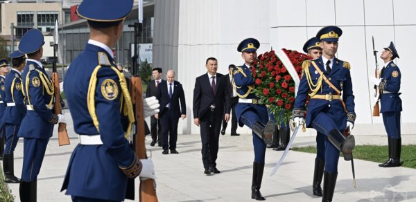 Tacikistan Baş naziri Zəfər Parkında - Fotolar