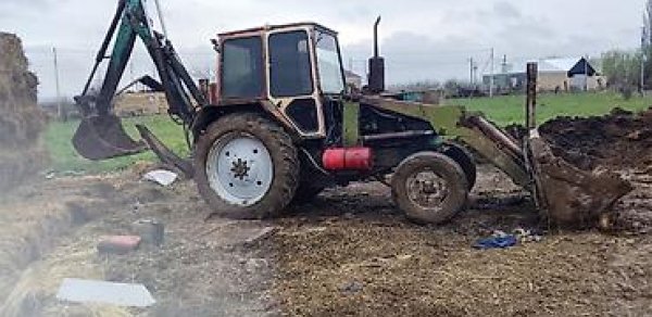 Laçında traktor minaya düşüb