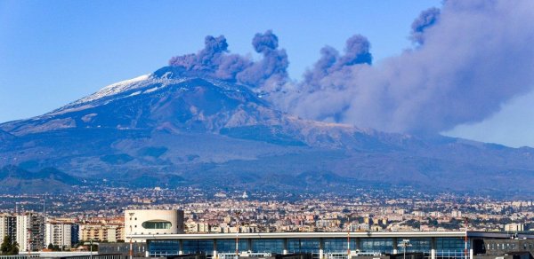 Etna vulkanının külü Kataniya hava limanında uçuşların dayandırılmasına səbəb olub