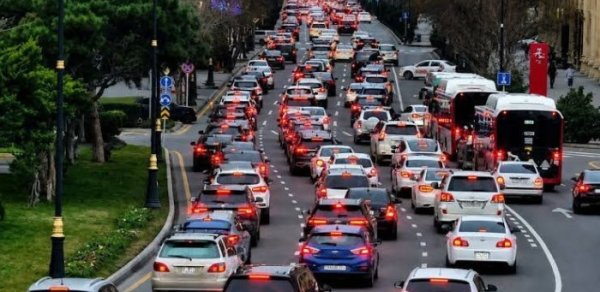 Yolda başlayan tıxac gərginliyi evdə “PARTLAYIR” - Bakının sıxlığı insanları necə dəyişir?