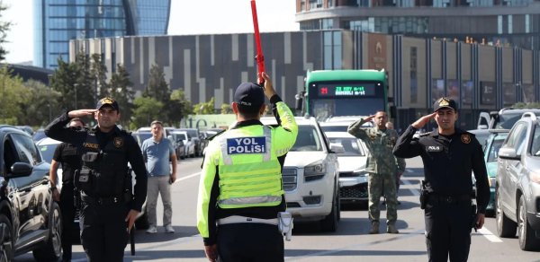 Azərbaycanda şəhidlərin xatirəsi bir dəqiqəlik sükutla yad edildi - FOTOLAR