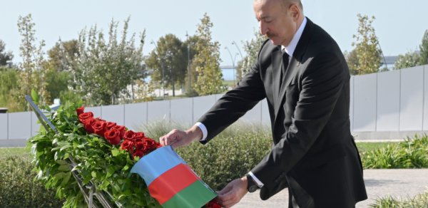 Prezidentlə xanımı Bakıdakı Zəfər parkında - FOTOLAR
