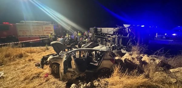 Türkiyədə sərnişin mikroavtobusu aşdı: Yeddi nəfər öldü, yaralananlar var
