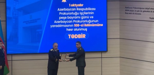 Kamran Əliyev 4 prokurorluq əməkdaşına rütbə nişanlarını təqdim etdi