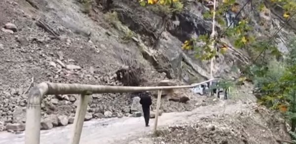 Quba-Xınalıq yolunda torpaq sürüşməsi - Hərəkət dayandı - VİDEO