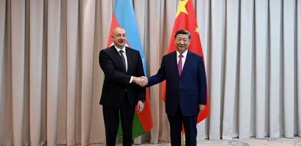 İlham Əliyev Si Cinpini təbrik etdi