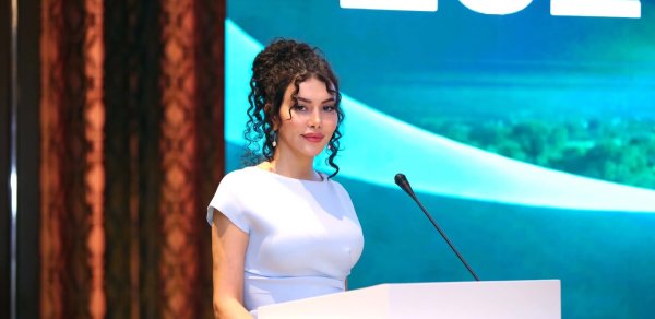 Jurnalist rəhbər olanda mikrofonu kənara qoymalıdır?