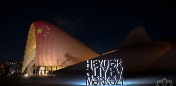 Heydər Əliyev Mərkəzi Çin bayrağının rəngləri ilə işıqlandırılıb