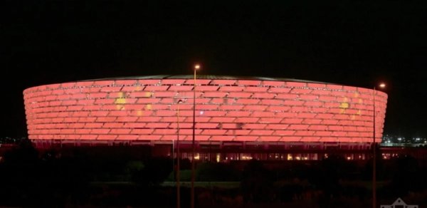 Olimpiya Stadionu Çin bayrağının rəngləri ilə işıqlandırılıb