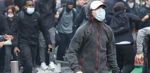Fransada kütləvi etirazlara görə yüzlərlə lisey onlayn təhsilə keçəcək
