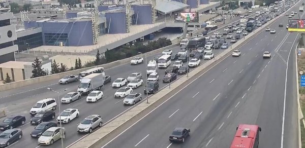 Bakının bir sıra yollarında tıxac yaranıb