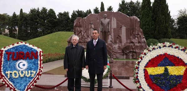 "Fənərbağça"nın nümayəndələri Heydər Əliyevin məzarını və Şəhidlər xiyabanını ziyarət ediblər