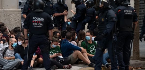İspaniyada etiraz aksiyaları keçirilir, Valensiyada 9 polis xəsarət alıb