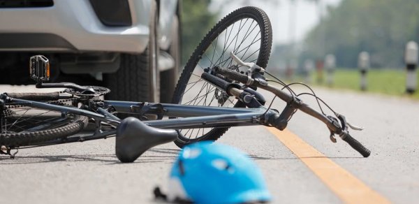 Ucarda avtomobil velosipedçini vuraraq öldürüb