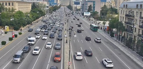 Həftənin ilk günü paytaxtın bir sıra yollarında sıxlıq yaranıb