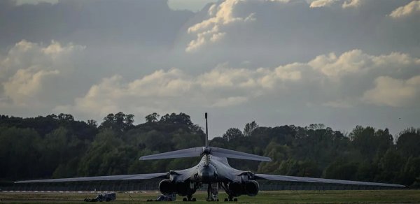 WSJ: ABŞ bütün bombardmançı təyyarələrini "Ferford" bazasından çıxarıb