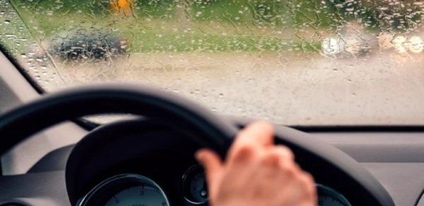 Yağışlı havalarda sürücülər nələrə diqqət etməlidir? - Ekspertdən vacib tövsiyələr