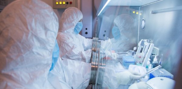 ÜST Rusiyada laboratoriya əməkdaşının ölümünü izləyir